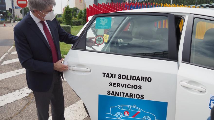 Colocación de una pegatina en la ventanilla trasera de un taxi