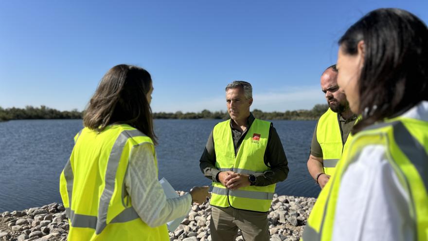 El consejero Carlos Novillo durante la visita a la Laguna de Soto de las Cuevas