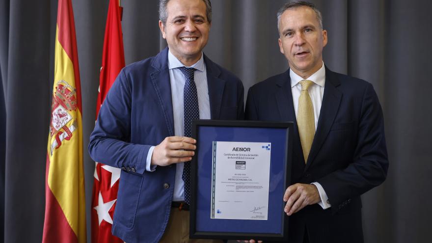 El consejero Jorge Rodrigo recibiendo la certificación de AENOR en reconocimiento a Metro 