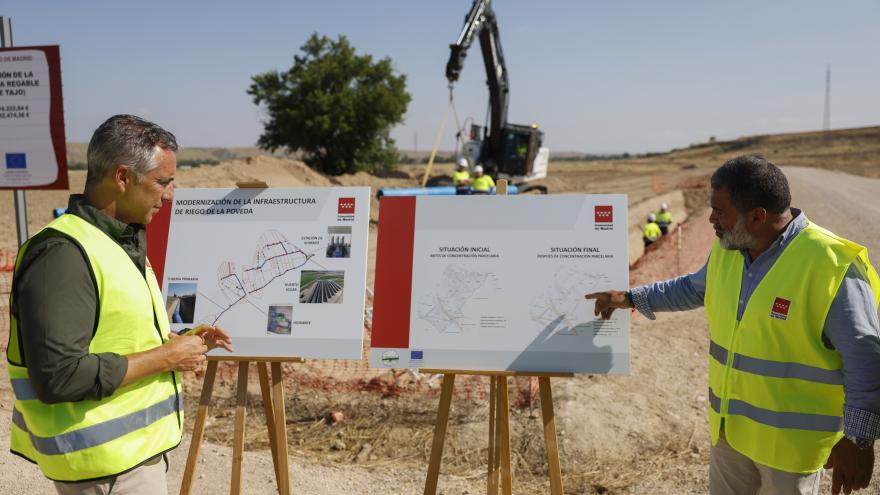 El consejero Carlos Novillo durante su visita a las explotaciones agrícolas de Fuentidueña de Tajo