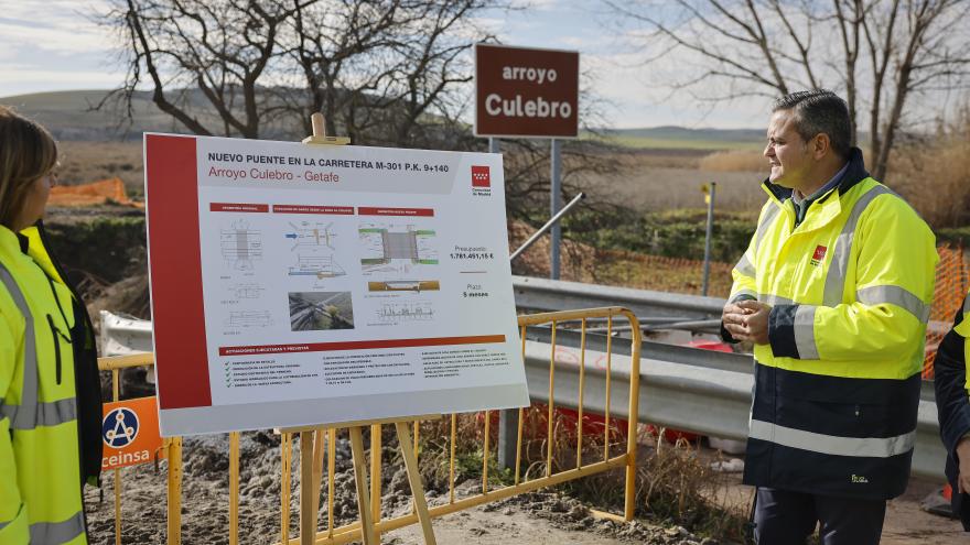El consejero Jorge Rodrigo durante su visita a las obras de reparación del puente sobre el Arroyo Culebro