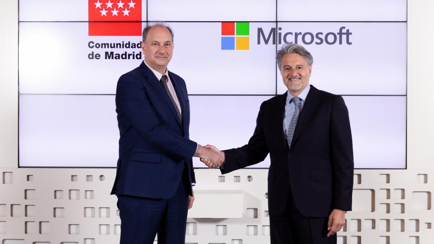 El consejero Miguel López-Valverde durante la firma de un acuerdo de colaboración con Microsoft