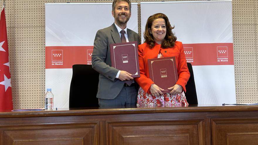 Los consejeros Miguel Ángel García Martín y Fátima Matute durante la firma de un protocolo de actuación en el Instituto de Medicina Legal