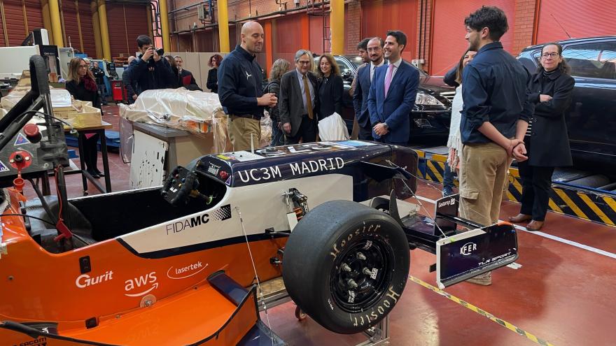 El consejero Emilio Viciana durante su visita al taller MAD Fórmula Team, de la Universidad Carlos III