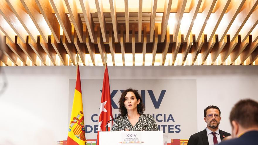 Presidenta de la Comunidad de Madrid habla desde un atril