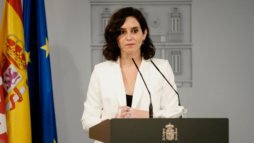 Isabel Díaz Ayuso en un atril en Moncloa