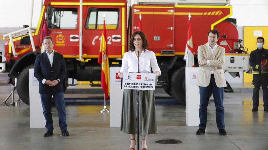 Isabel Díaz Ayuso durante la firma del acuerdo con CLM y CYL sobre extinción de incendios forestales