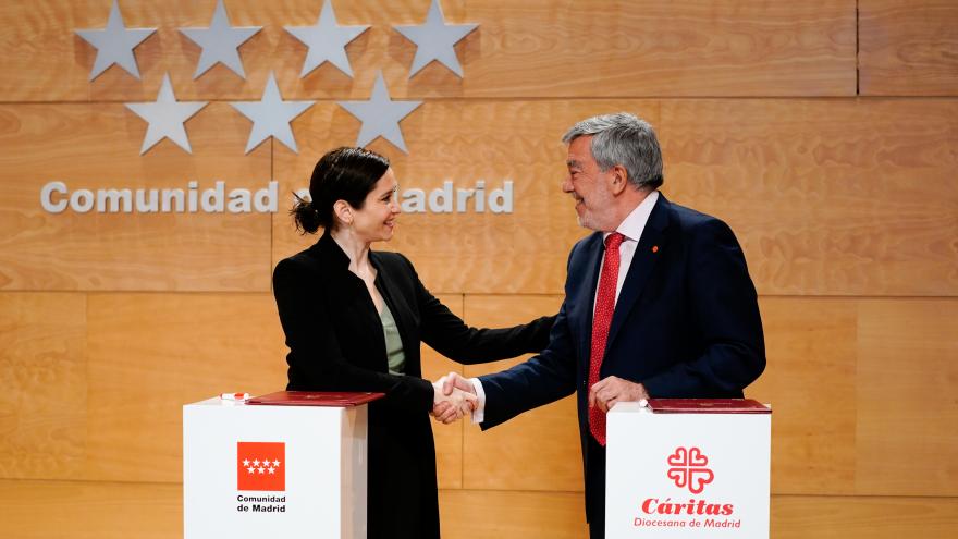 Isabel Díaz Ayuso durante la firma del convenio con Cáritas Madrid
