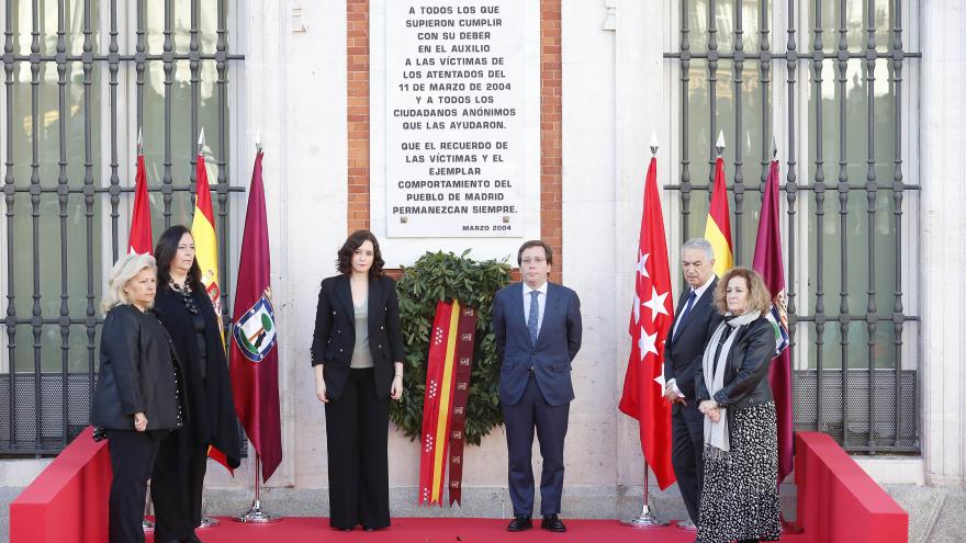 Isabel Díaz Ayuso y José Luis Martínez Almeida durante el homenaje a las víctimas del 11-M en el 16º aniversario de los atentados