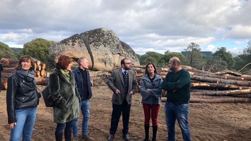 Manuel Giménez ha entregado los convenios a los alcaldes de Cadalso de los Vidrios, Cenicientos y Las Rozas de Puerto Real