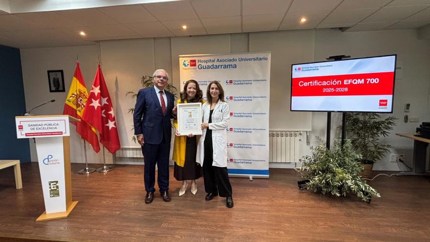 La consejera Fátima Matute durante la entrega del sello EFQM 700 al Hospital Guadarrama