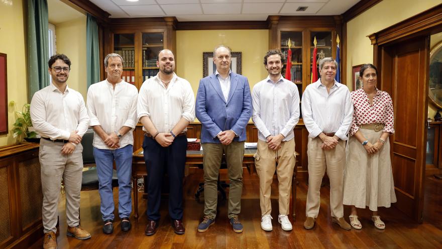 Miguel López-Valverde en un momento del encuentro con el alcalde de Aranjuez, Miguel Gómez Herrero