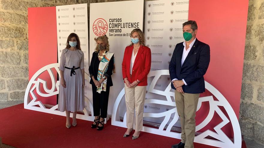 La consejera posando en mural oficial del acto junto con los otros participantes