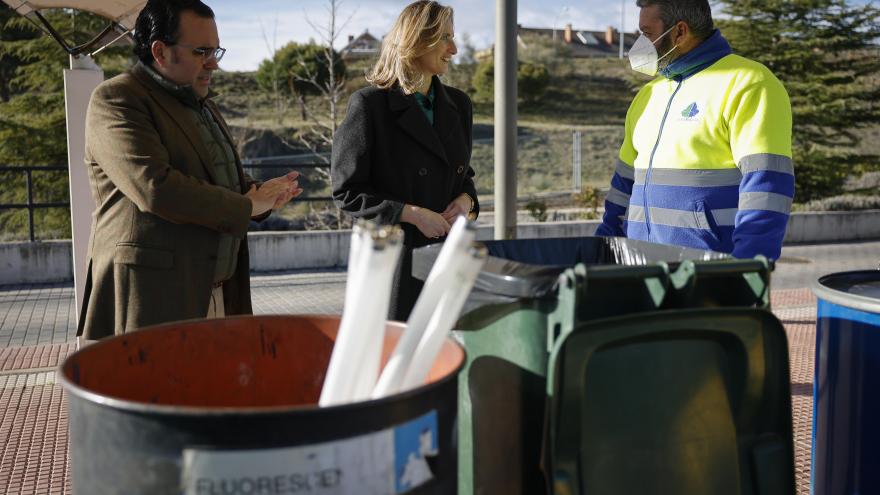 La consejera recorriendo las instalaciones junto a el alcalde