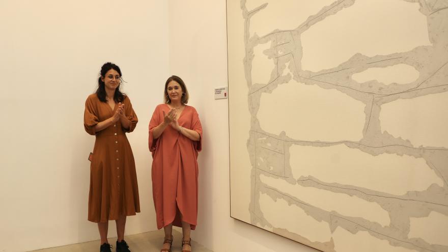 Marta Rivera de la Cruz e Irene Grau junto a la obra que ha recibido el premio Apertura 2022 de la Comunidad de Madrid