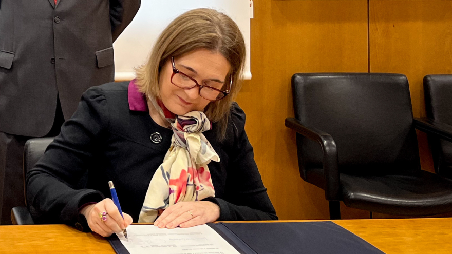 Marta Rivera de la Cruz firmando