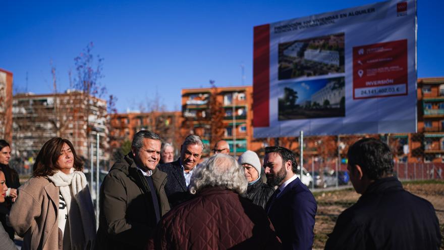 El consejero Jorge Rodrigo durante su visita a una parcela de Puente de Vallecas