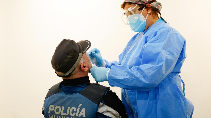 Un policía realizándose un test de antígenos