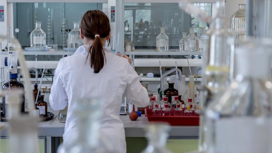 Científica trabajando en el laboratorio