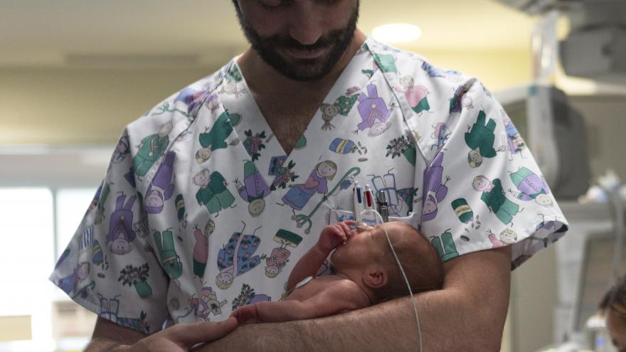 Enfermero con neonato