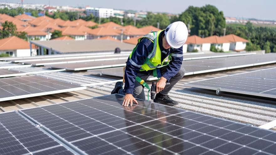 operario instalando placas fotovoltaicas 