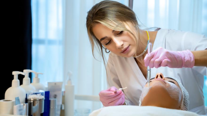 Profesional trabajando en una clínica estética