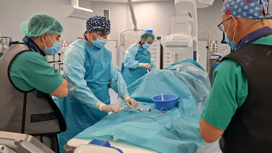 sala de Hemodinámica profesionales sanitarios trabajan en una sala de Hemodinámica