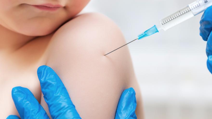 Médico poniendo vacuna 