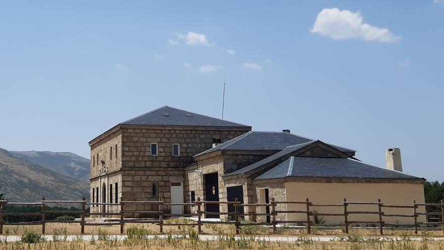 edificio completo del refugio de la morcuera