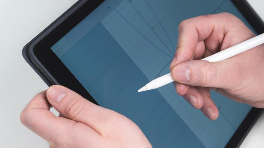 Tableta electrónica conmanos manejando lapiz digital