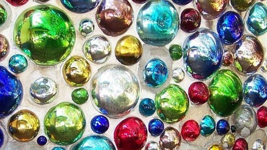 pared con cristales de piedras de colores