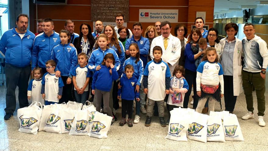 La Peña Inmacu Pepinera entrega regalos a todos los pacientes ingresados en el hospital