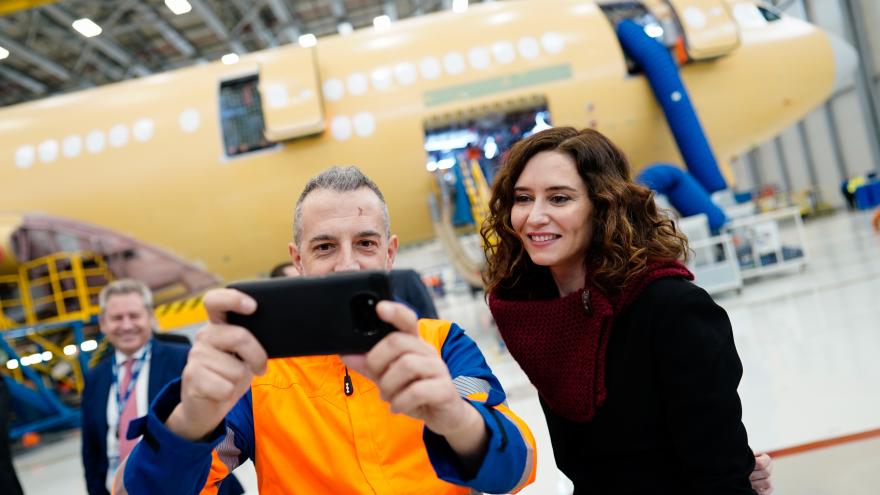 La presidenta se hace un selfie con un trabajador de Airbus
