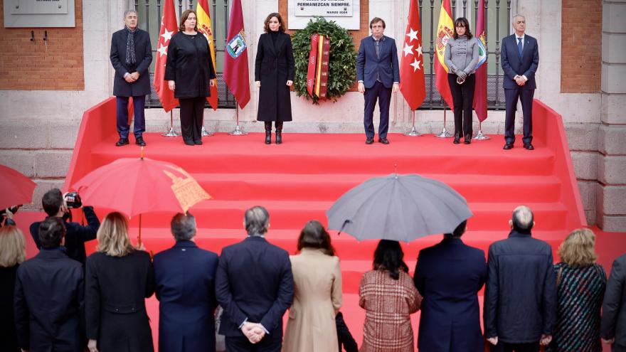 La presidenta junto al alcalde y los representantes de las víctimas del atentado