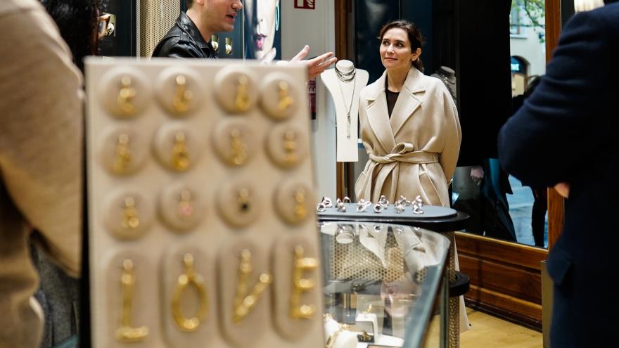 La presidenta durante su conversación con un comerciante