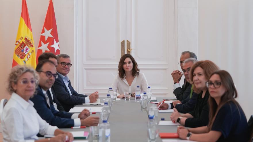 La presidenta en la reunión con la Federación de Municipios de Madrid 