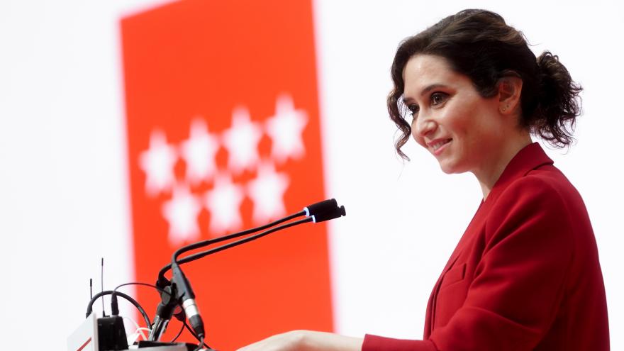 La presidenta vestida de rojo durante su intervneción en el acto