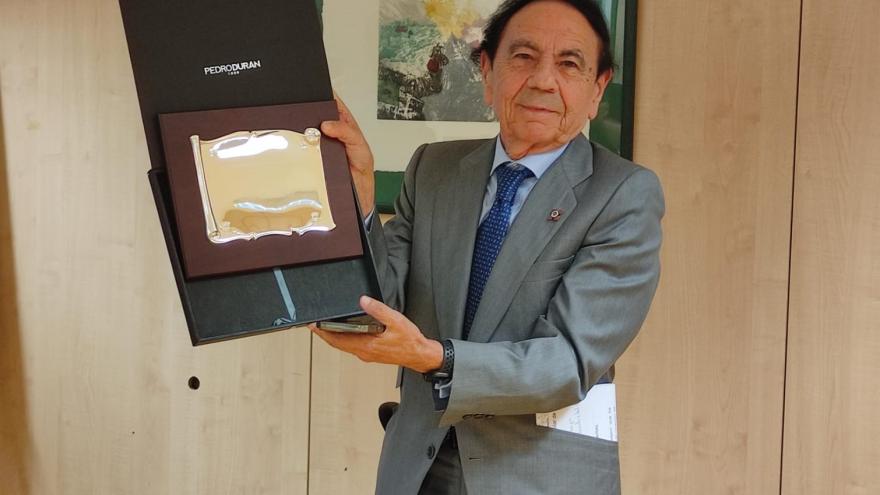 Jesús Nuñez con placa