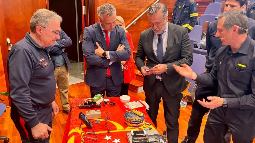 El consejero viendo las baterías en el acto de presentación de la campaña