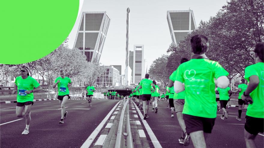 Corredores en el Paseo de la Castellana de Madrid con dorsal color verde fluorescente