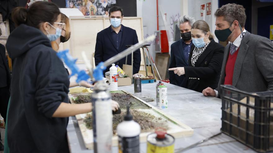 La consejera visita un taller dentro de la escuela