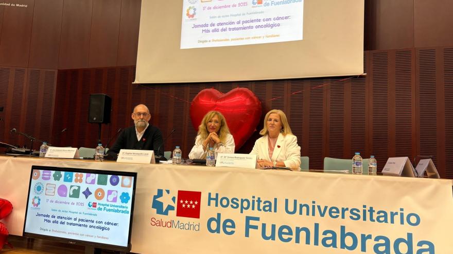 Personas sentadas en una mesa presidencial