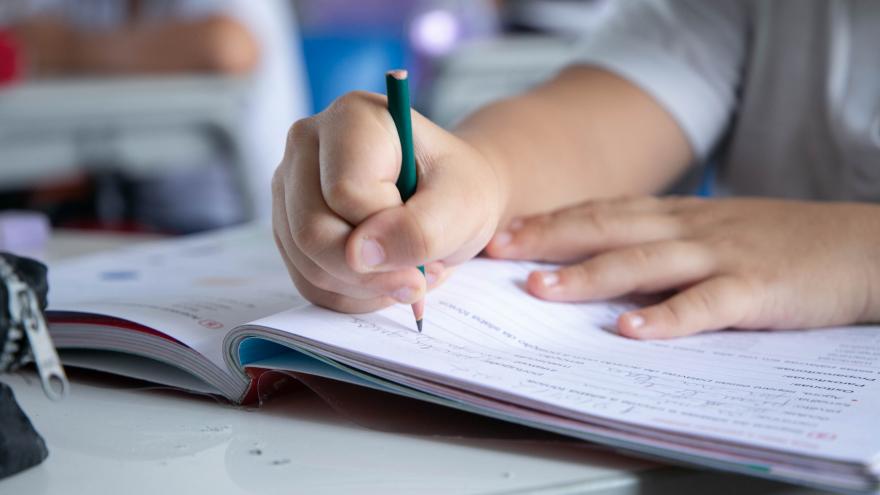 Un niño escribiendo