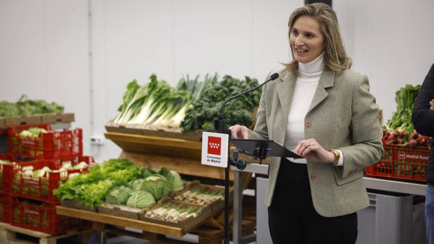 La consejera durante su intervención rodeada de verduras y hortalizas