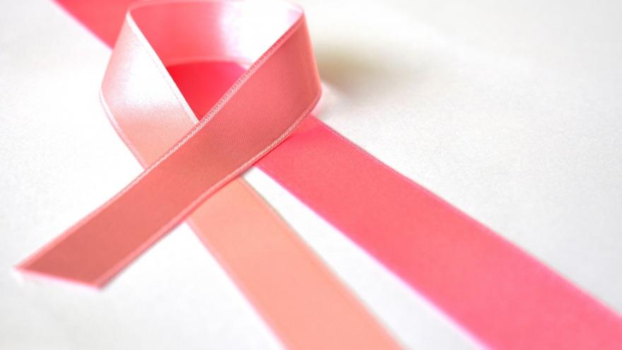 Lazos rosas solidarios con el cáncer de mama