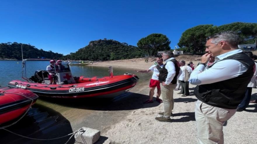 El consejero Enrique López observa el lago