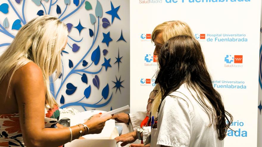 El Hospital de Fuenlabrada incorpora cuna fría para el duelo perinatal Personal sanitario recibe una cuna fría por parte de una usuaaria