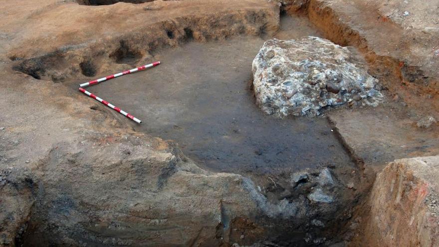 Primera fase de la excavación del pozo tardorromano en Móstoles