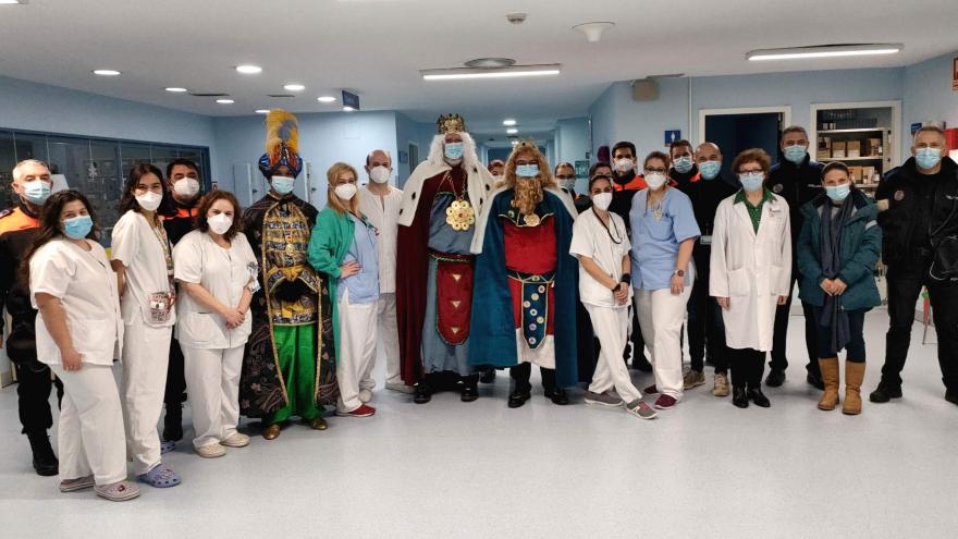 Reyes Magos y profesionales de Pediatría en Hospital Severo Ochoa