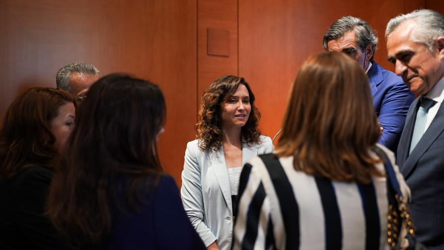 La presidenta Isabel Díaz Ayuso con los miembros de la Fundación Querer